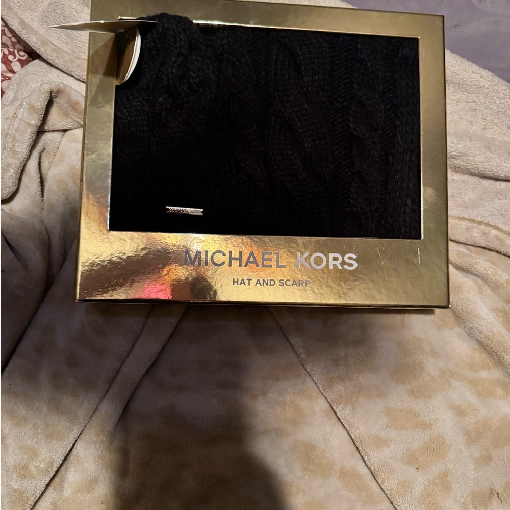 Michael kors hat/scarf set